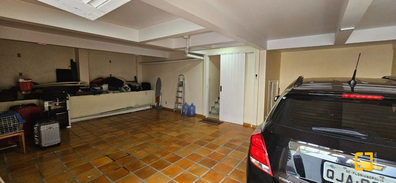 Casa com 316m², 6 quartos (sendo 2 suítes), 2 garagens, no bairro Estreito em Florianópolis