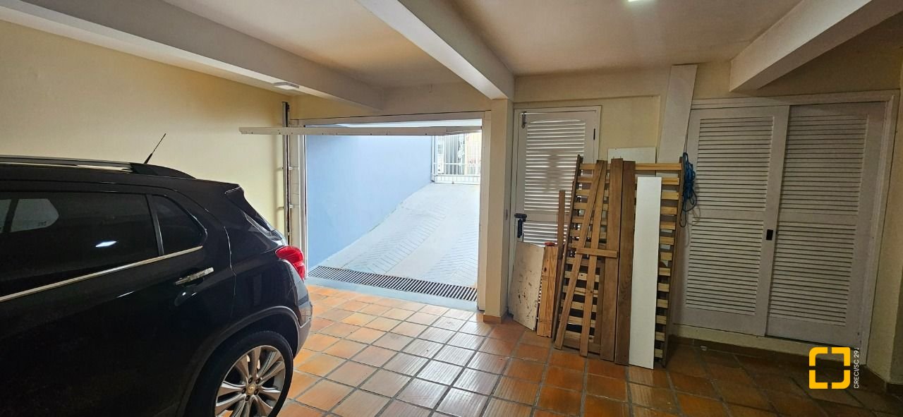 Casa com 316m², 6 quartos (sendo 2 suítes), 2 garagens, no bairro Estreito em Florianópolis
