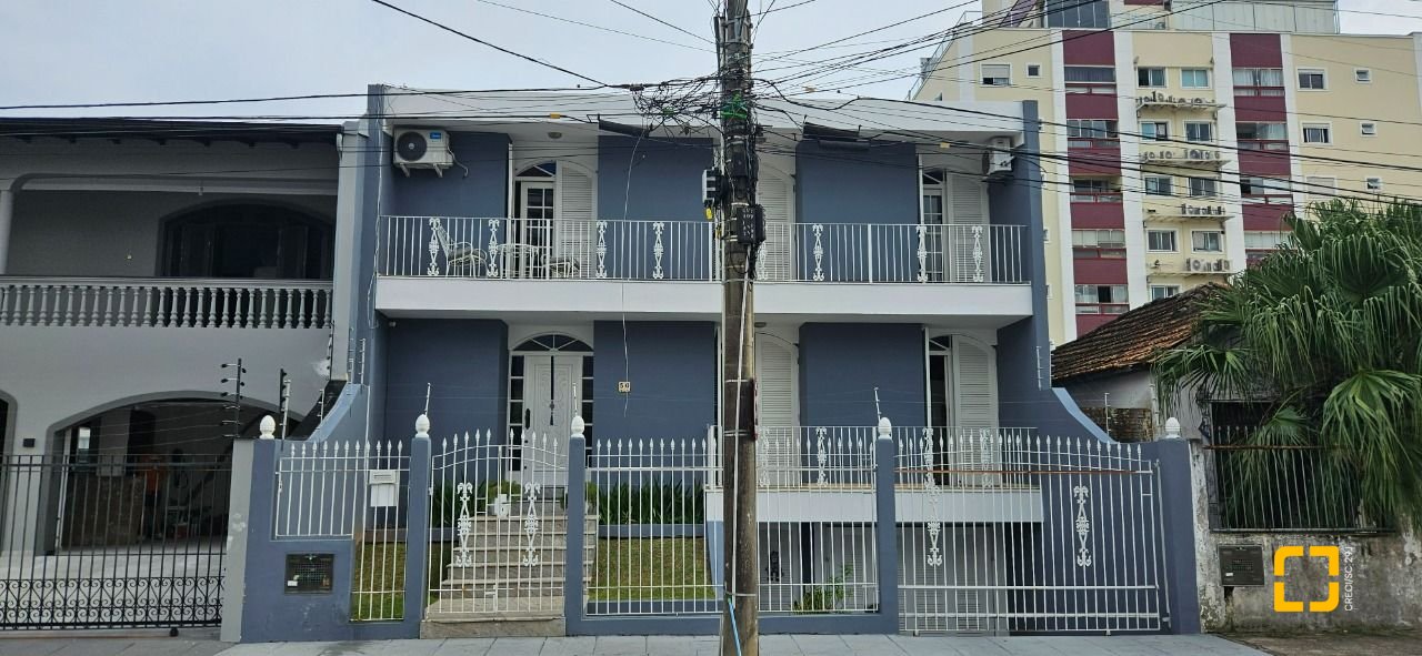 Casa com 316m², 6 quartos (sendo 2 suítes), 2 garagens, no bairro Estreito em Florianópolis