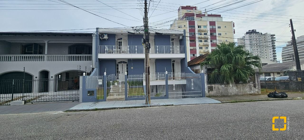 Casa com 316m², 6 quartos (sendo 2 suítes), 2 garagens, no bairro Estreito em Florianópolis