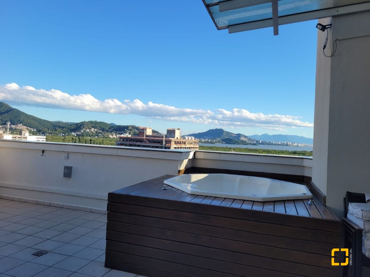 Cobertura com 127m², 3 quartos (sendo 1 suíte), 2 garagens, no bairro Saco Grande em Florianópolis