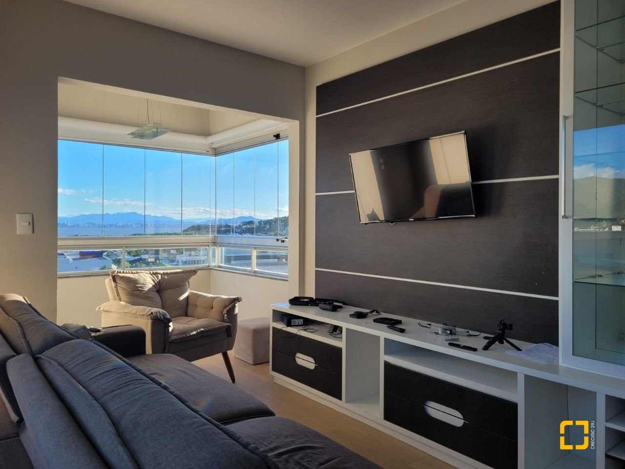 Cobertura com 127m², 3 quartos (sendo 1 suíte), 2 garagens, no bairro Saco Grande em Florianópolis