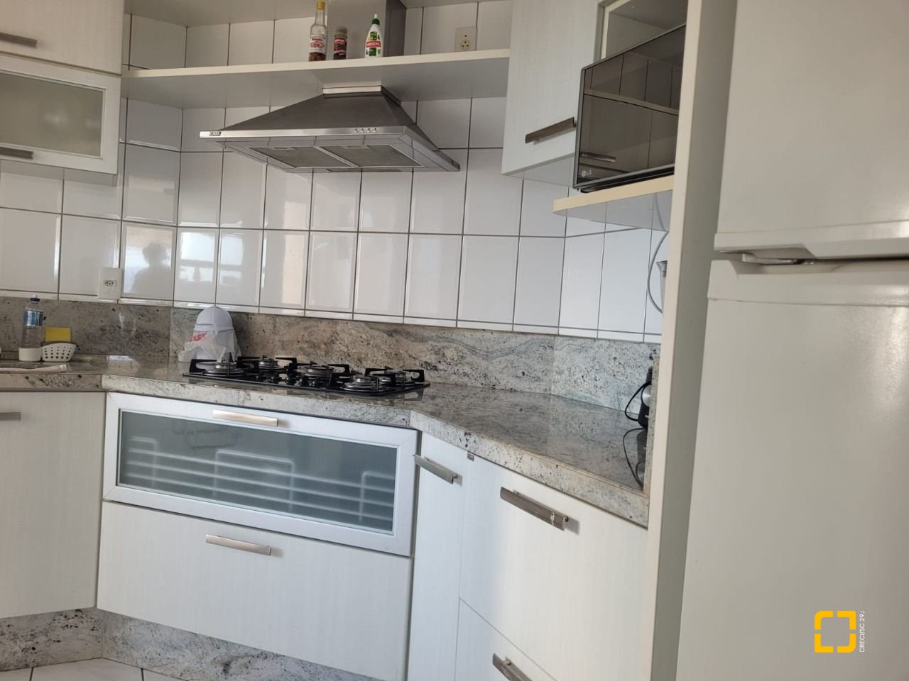 Cobertura com 127m², 3 quartos (sendo 1 suíte), 2 garagens, no bairro Saco Grande em Florianópolis