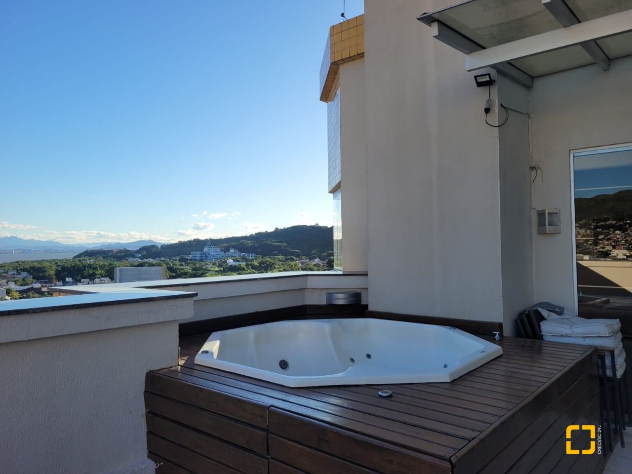 Cobertura com 127m², 3 quartos (sendo 1 suíte), 2 garagens, no bairro Saco Grande em Florianópolis