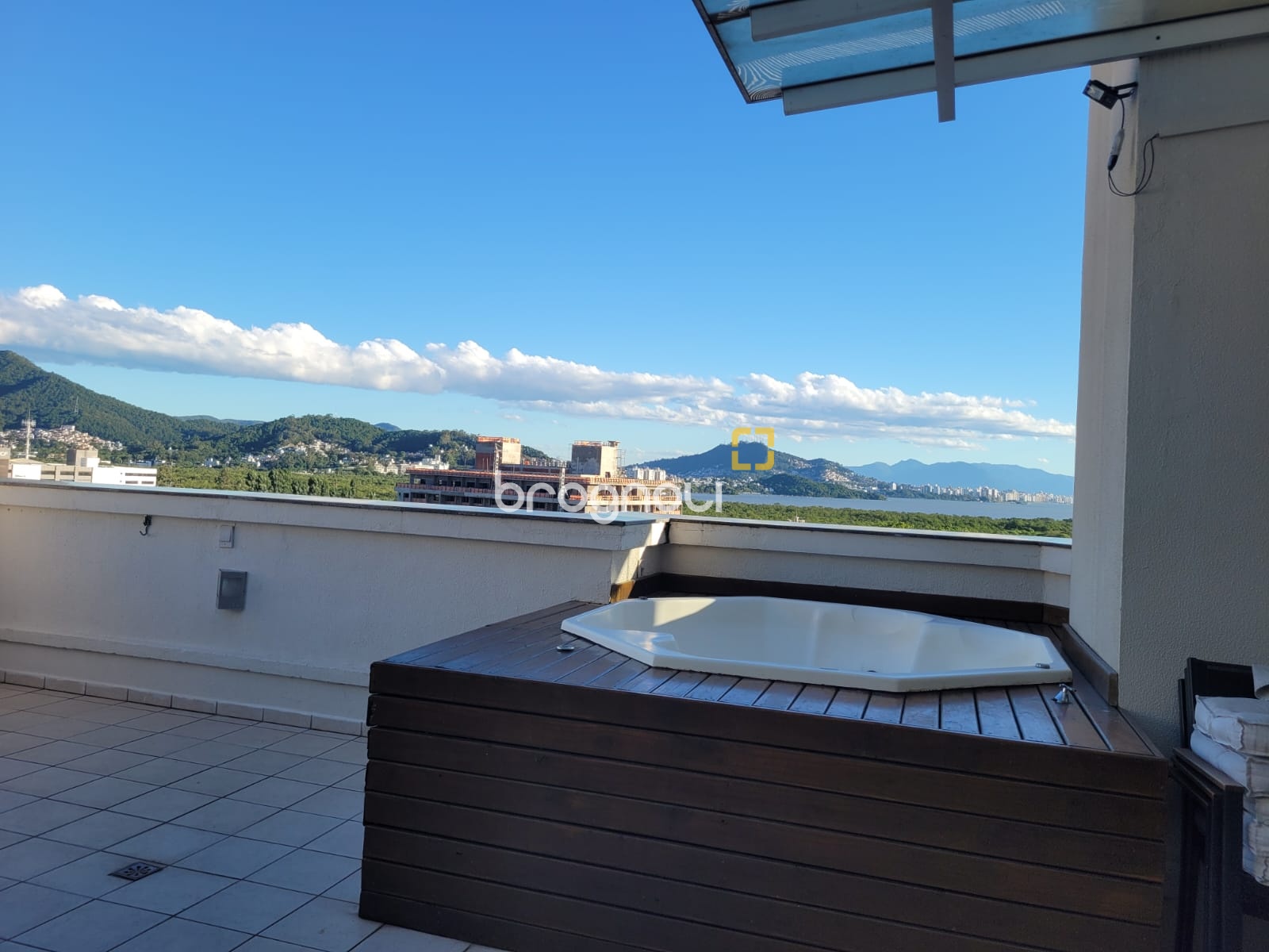 Cobertura com 127m², 3 quartos (sendo 1 suíte), 2 garagens, no bairro Saco Grande em Florianópolis
