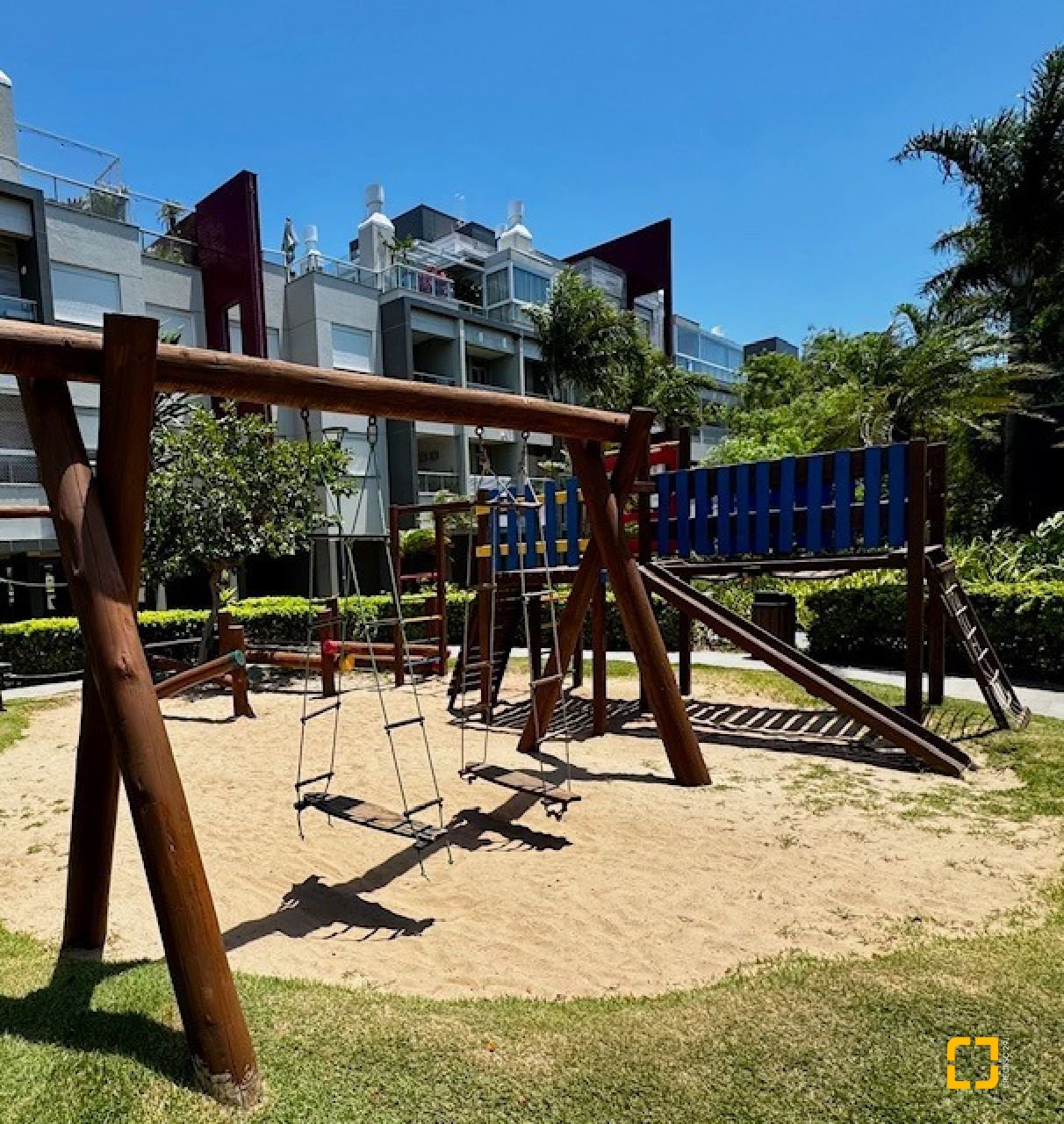 Apartamento com 75m², 3 quartos (sendo 1 suíte), 2 garagens, no bairro Campeche em Florianópolis