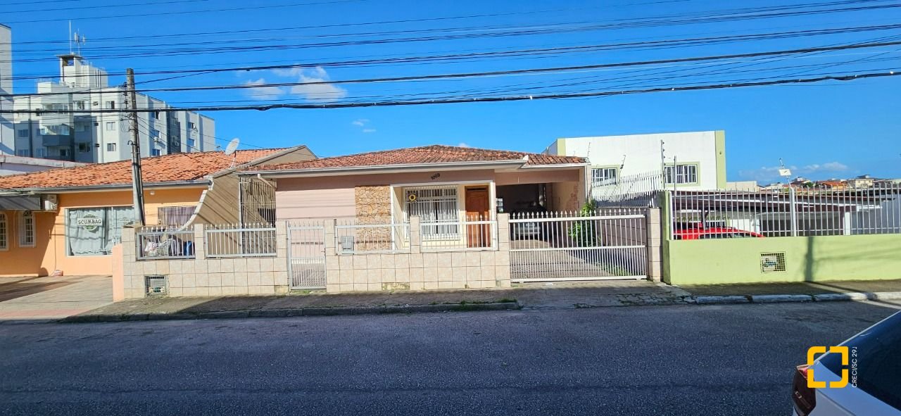 Casa com 241m², 3 quartos (sendo 1 suíte), 3 garagens, no bairro Barreiros em São José