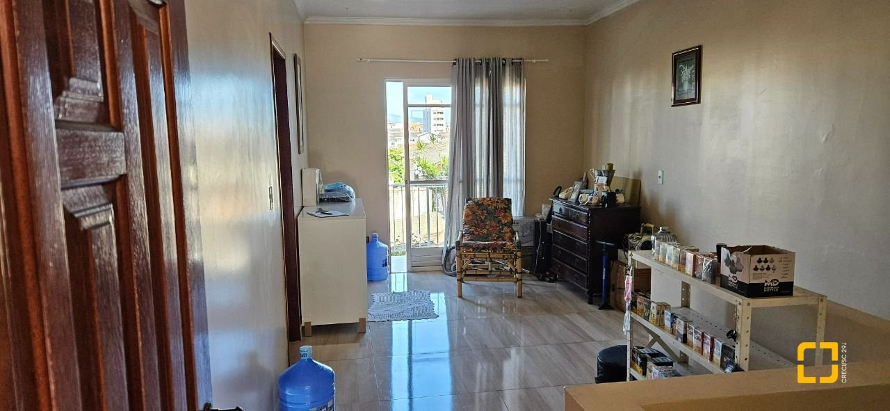 Casa com 241m², 3 quartos (sendo 1 suíte), 3 garagens, no bairro Barreiros em São José