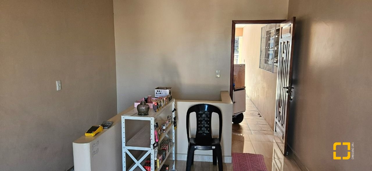 Casa com 241m², 3 quartos (sendo 1 suíte), 3 garagens, no bairro Barreiros em São José