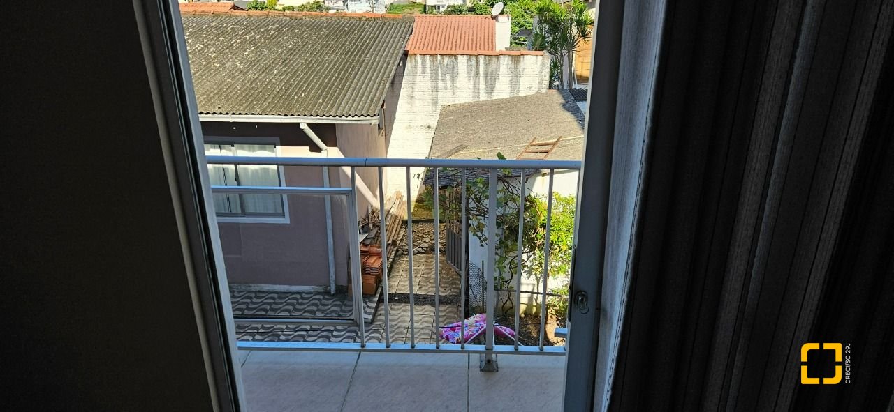 Casa com 241m², 3 quartos (sendo 1 suíte), 3 garagens, no bairro Barreiros em São José