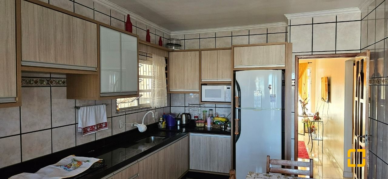 Casa com 241m², 3 quartos (sendo 1 suíte), 3 garagens, no bairro Barreiros em São José