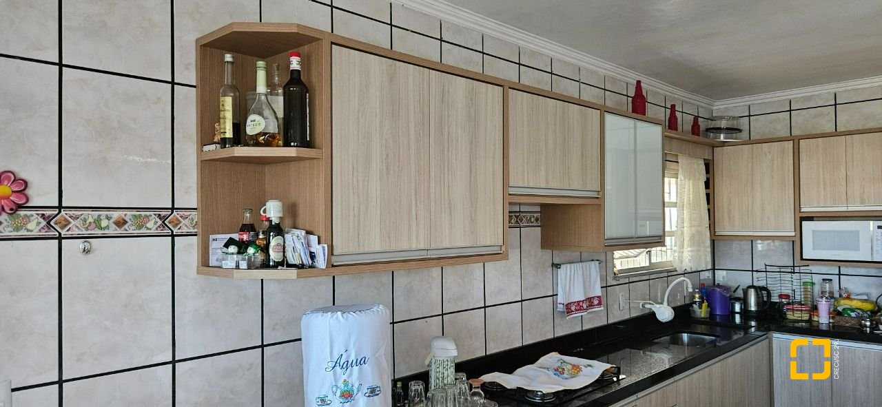 Casa com 241m², 3 quartos (sendo 1 suíte), 3 garagens, no bairro Barreiros em São José