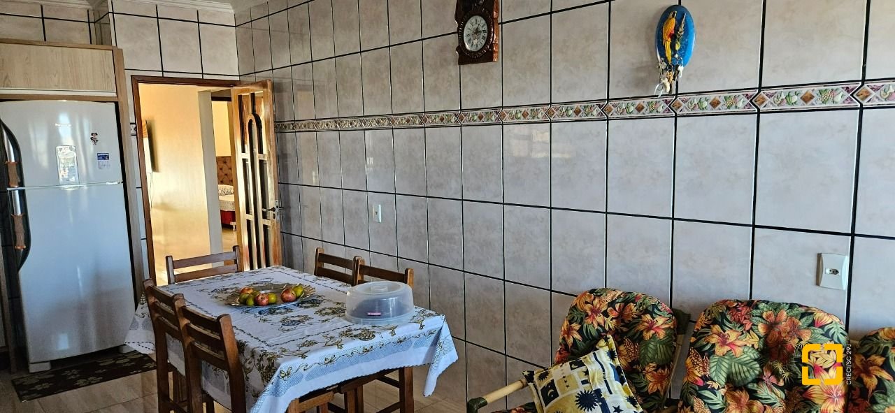 Casa com 241m², 3 quartos (sendo 1 suíte), 3 garagens, no bairro Barreiros em São José