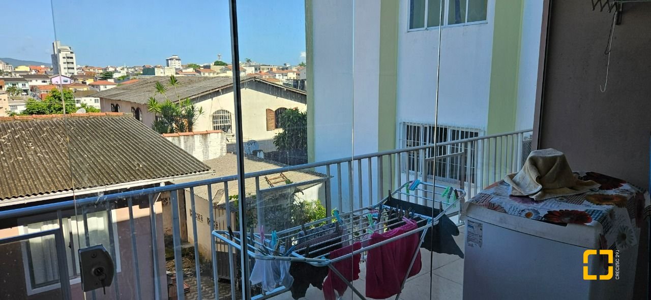 Casa com 241m², 3 quartos (sendo 1 suíte), 3 garagens, no bairro Barreiros em São José