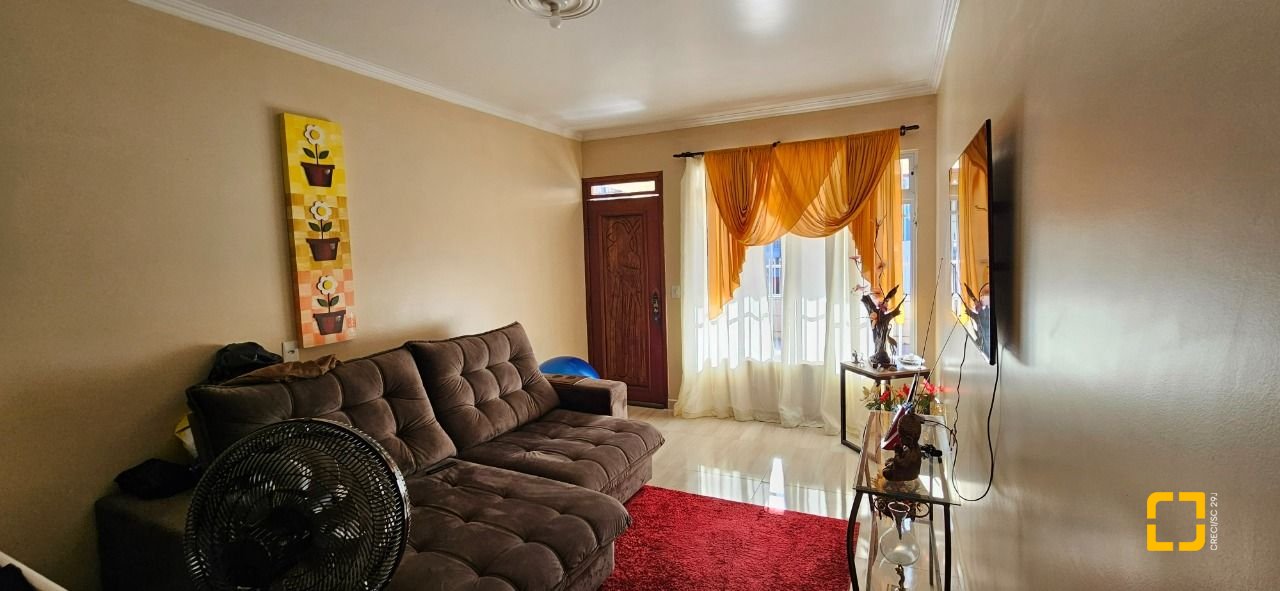 Casa com 241m², 3 quartos (sendo 1 suíte), 3 garagens, no bairro Barreiros em São José