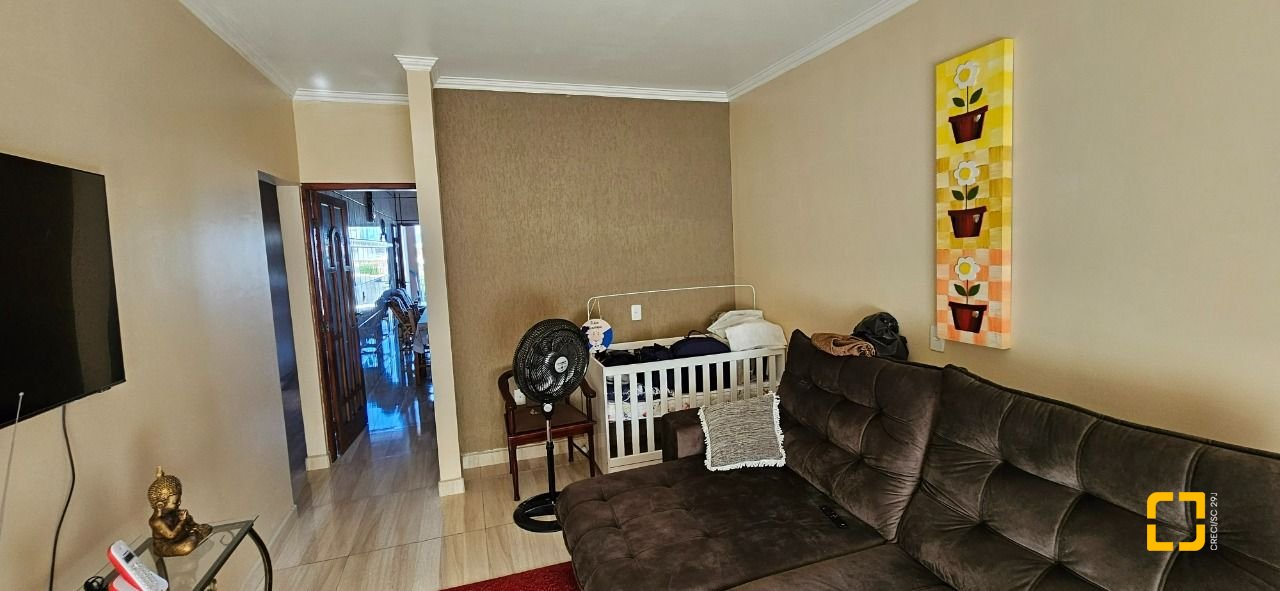 Casa com 241m², 3 quartos (sendo 1 suíte), 3 garagens, no bairro Barreiros em São José