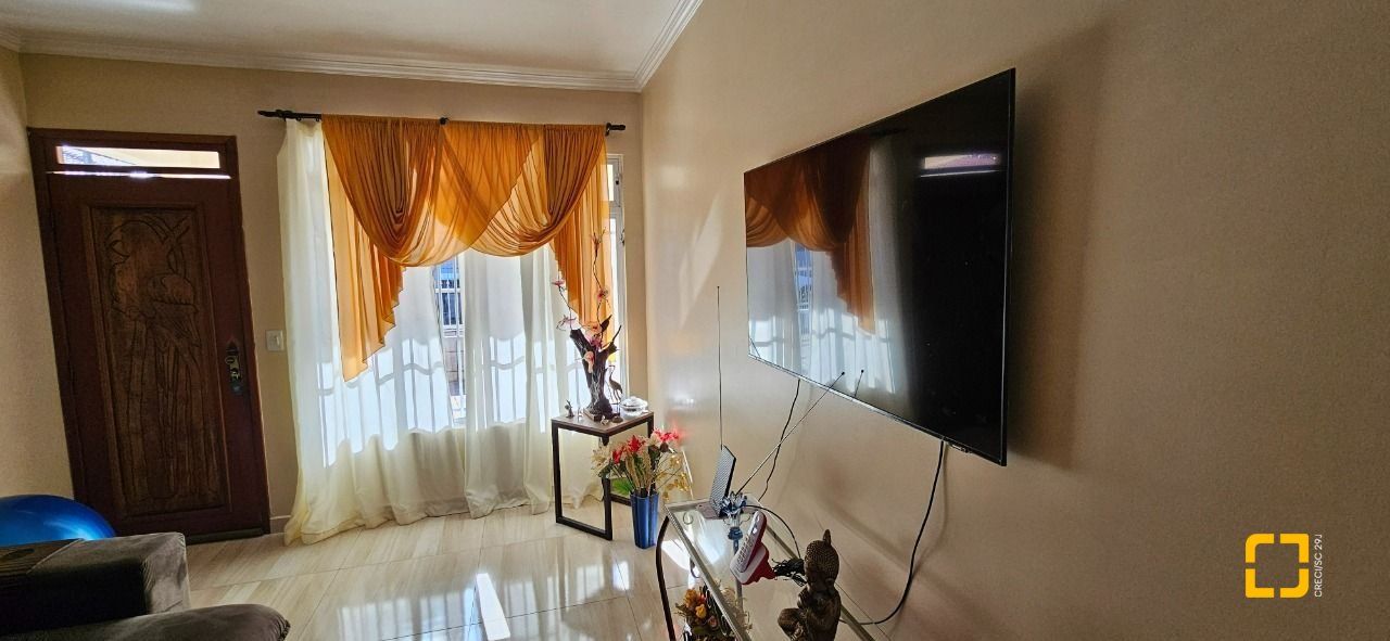 Casa com 241m², 3 quartos (sendo 1 suíte), 3 garagens, no bairro Barreiros em São José