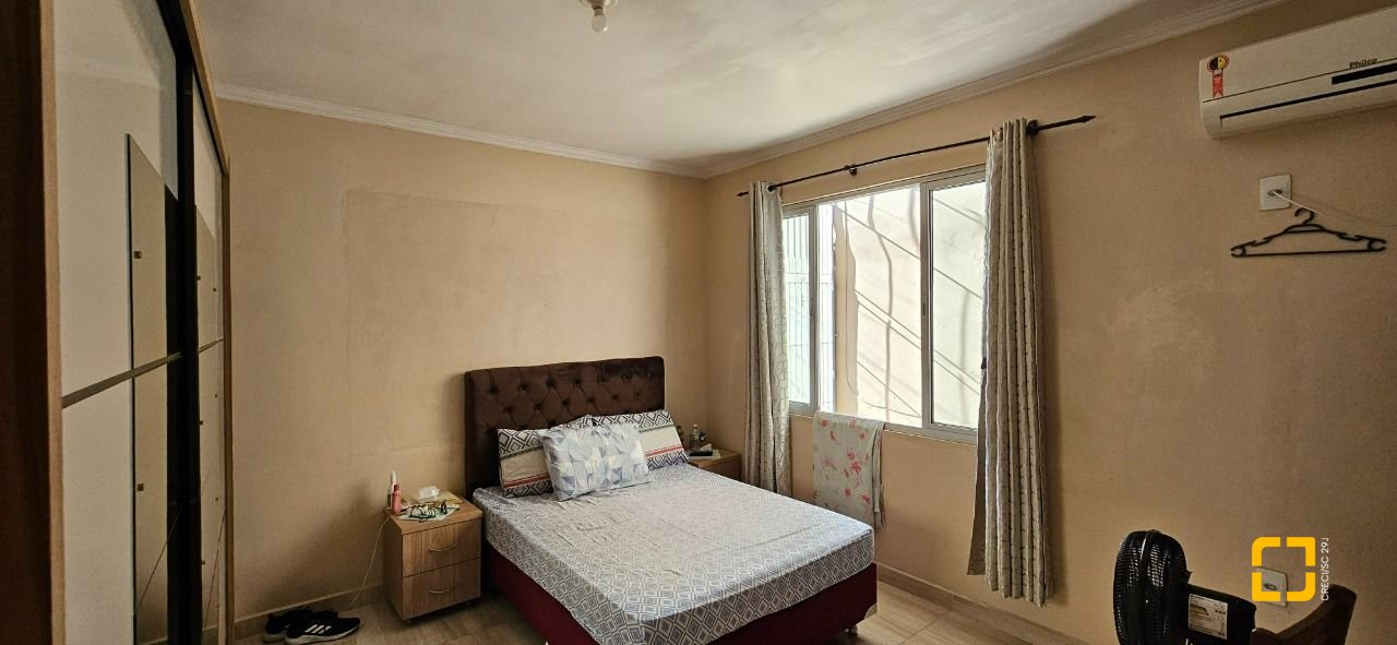 Casa com 241m², 3 quartos (sendo 1 suíte), 3 garagens, no bairro Barreiros em São José