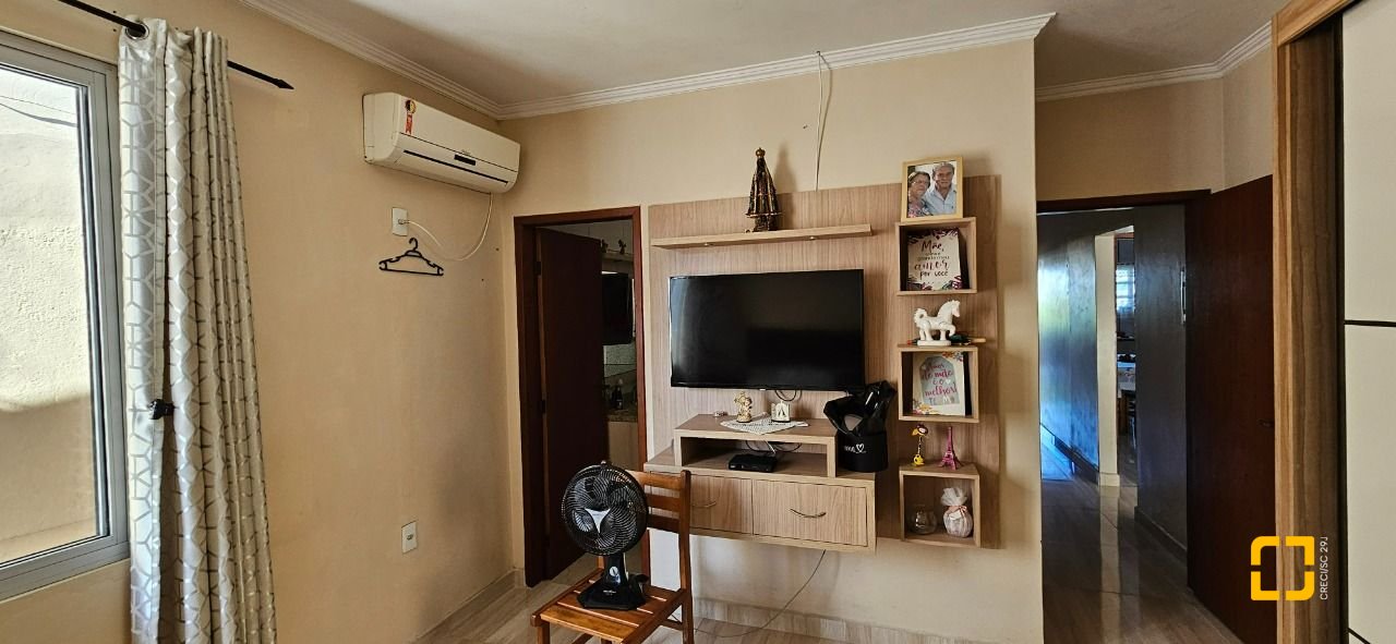 Casa com 241m², 3 quartos (sendo 1 suíte), 3 garagens, no bairro Barreiros em São José