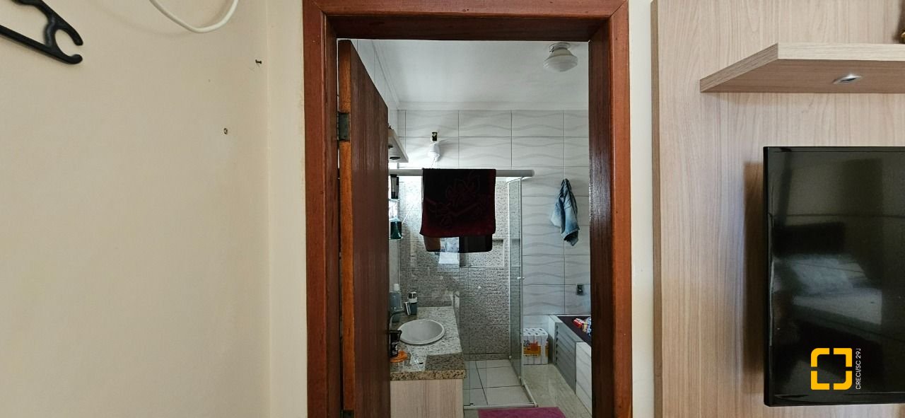 Casa com 241m², 3 quartos (sendo 1 suíte), 3 garagens, no bairro Barreiros em São José