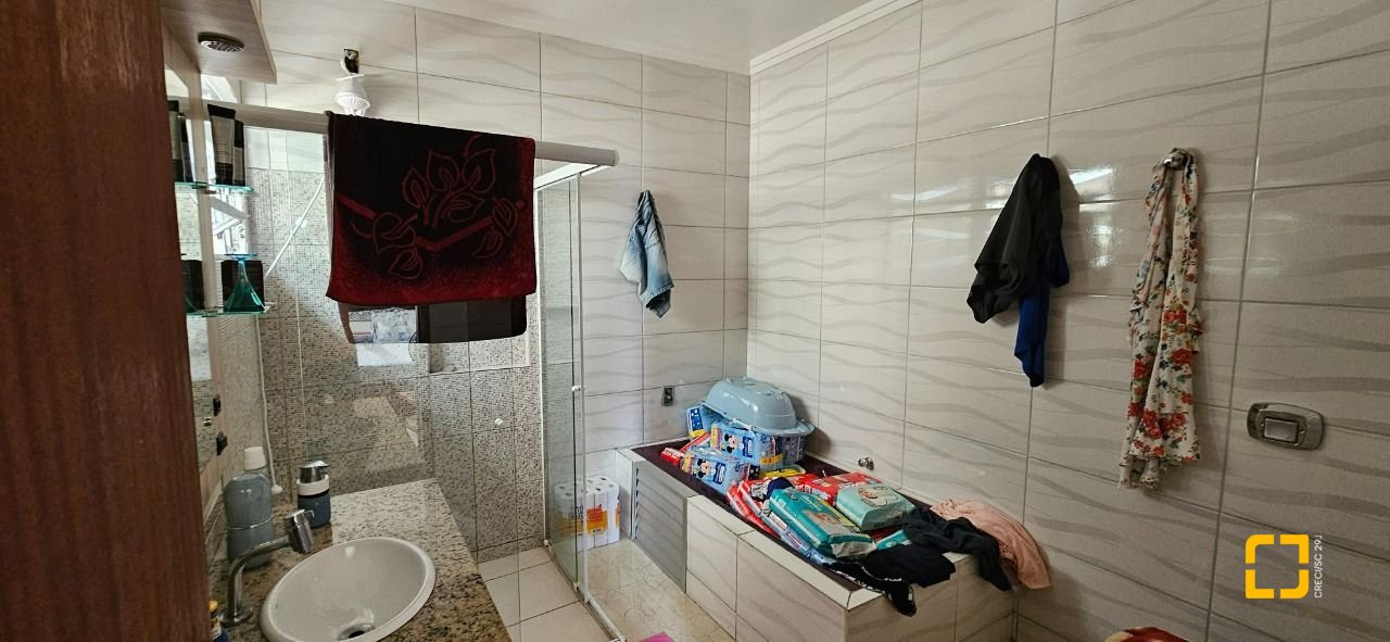 Casa com 241m², 3 quartos (sendo 1 suíte), 3 garagens, no bairro Barreiros em São José