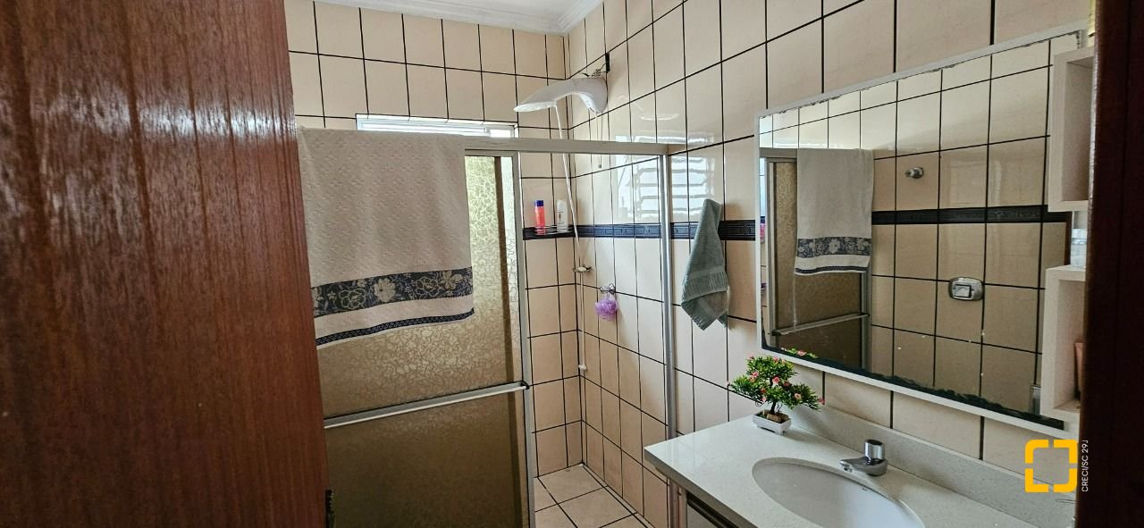 Casa com 241m², 3 quartos (sendo 1 suíte), 3 garagens, no bairro Barreiros em São José