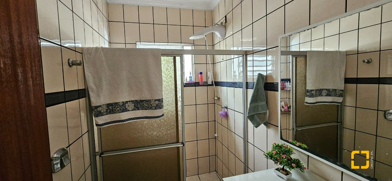 Casa com 241m², 3 quartos (sendo 1 suíte), 3 garagens, no bairro Barreiros em São José