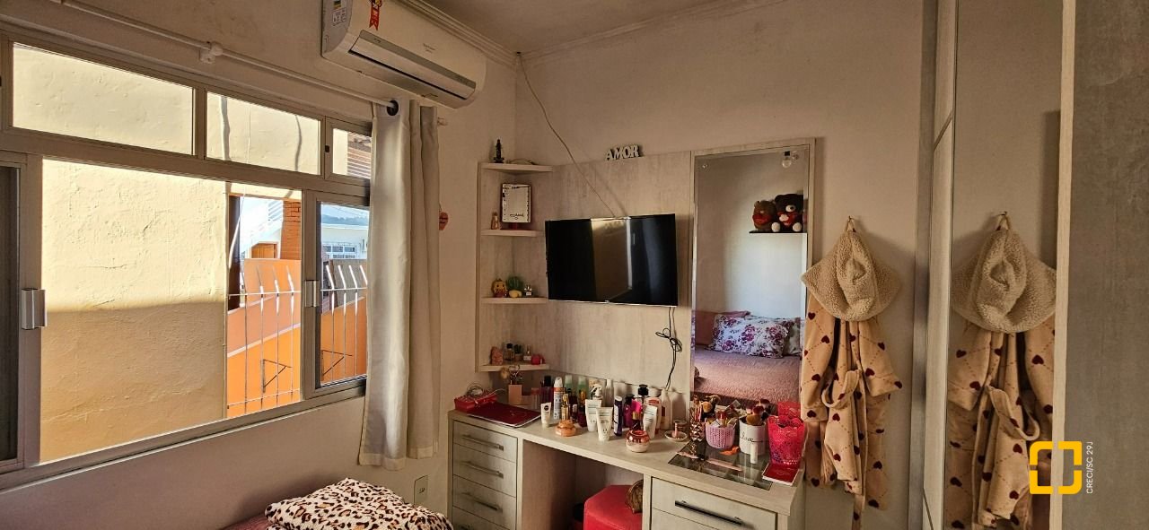 Casa com 241m², 3 quartos (sendo 1 suíte), 3 garagens, no bairro Barreiros em São José
