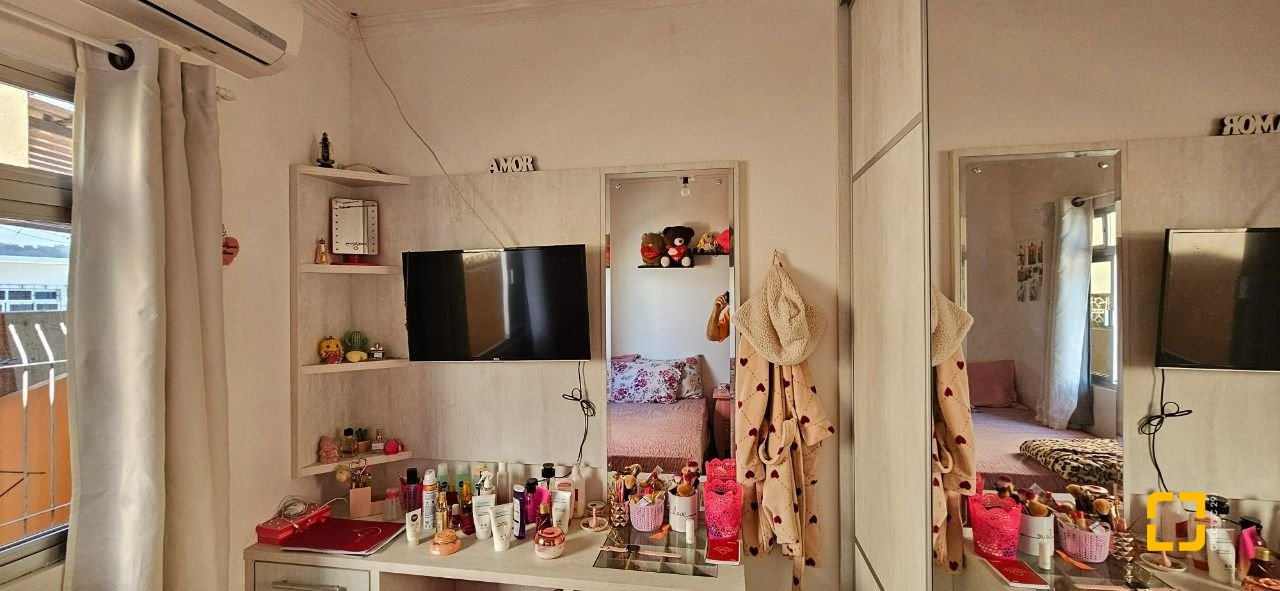 Casa com 241m², 3 quartos (sendo 1 suíte), 3 garagens, no bairro Barreiros em São José