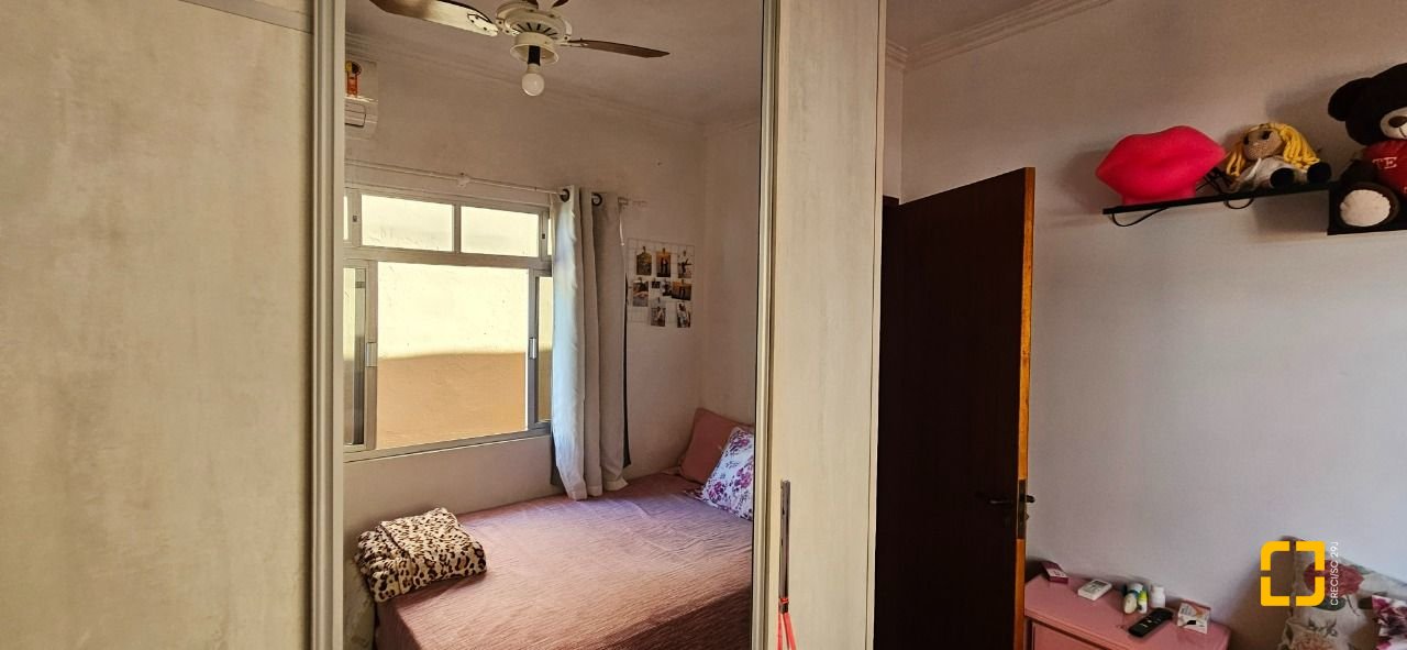 Casa com 241m², 3 quartos (sendo 1 suíte), 3 garagens, no bairro Barreiros em São José
