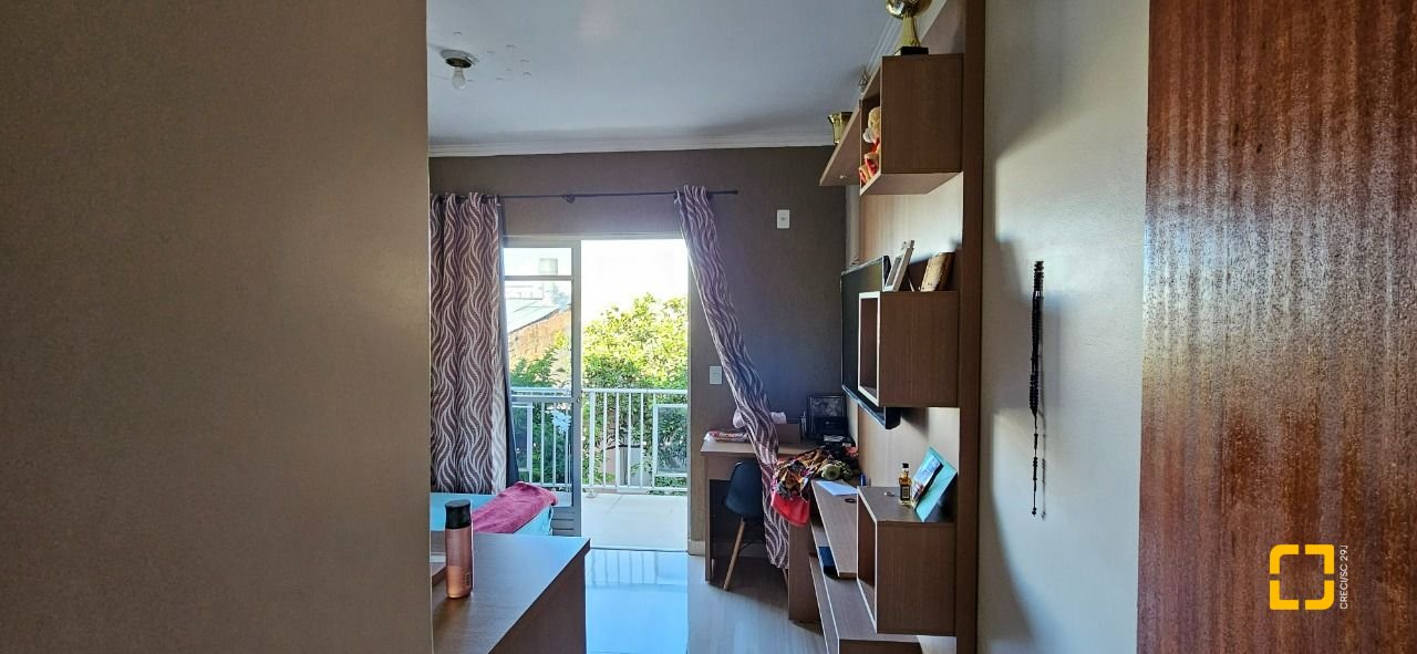 Casa com 241m², 3 quartos (sendo 1 suíte), 3 garagens, no bairro Barreiros em São José
