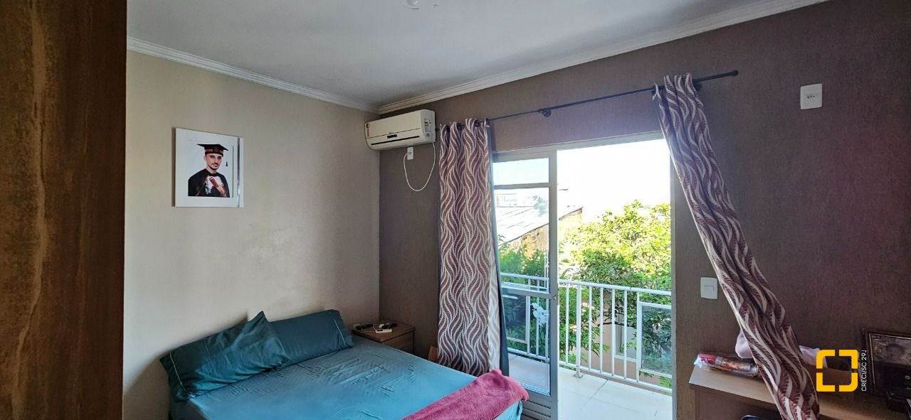 Casa com 241m², 3 quartos (sendo 1 suíte), 3 garagens, no bairro Barreiros em São José