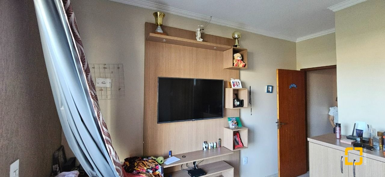 Casa com 241m², 3 quartos (sendo 1 suíte), 3 garagens, no bairro Barreiros em São José