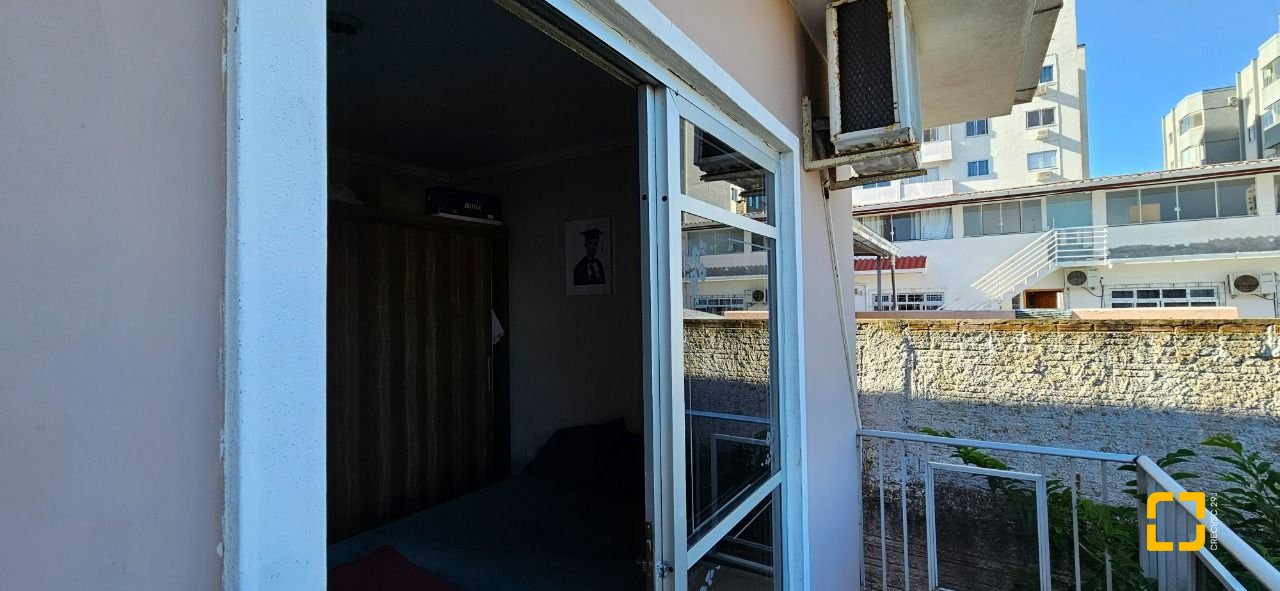 Casa com 241m², 3 quartos (sendo 1 suíte), 3 garagens, no bairro Barreiros em São José