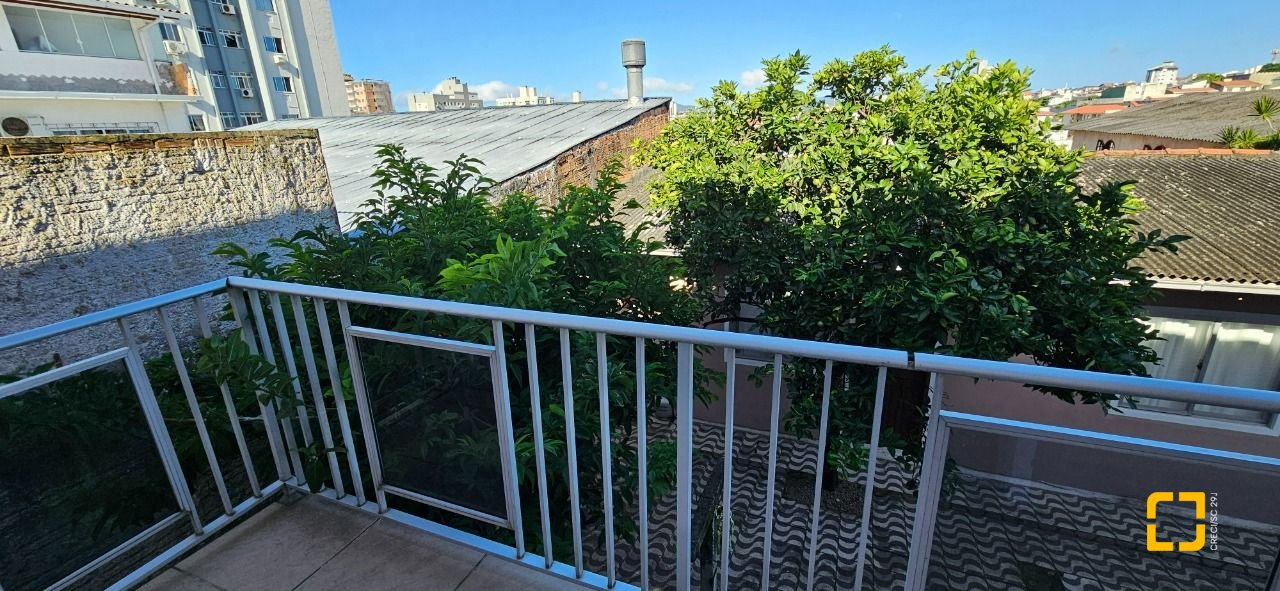 Casa com 241m², 3 quartos (sendo 1 suíte), 3 garagens, no bairro Barreiros em São José