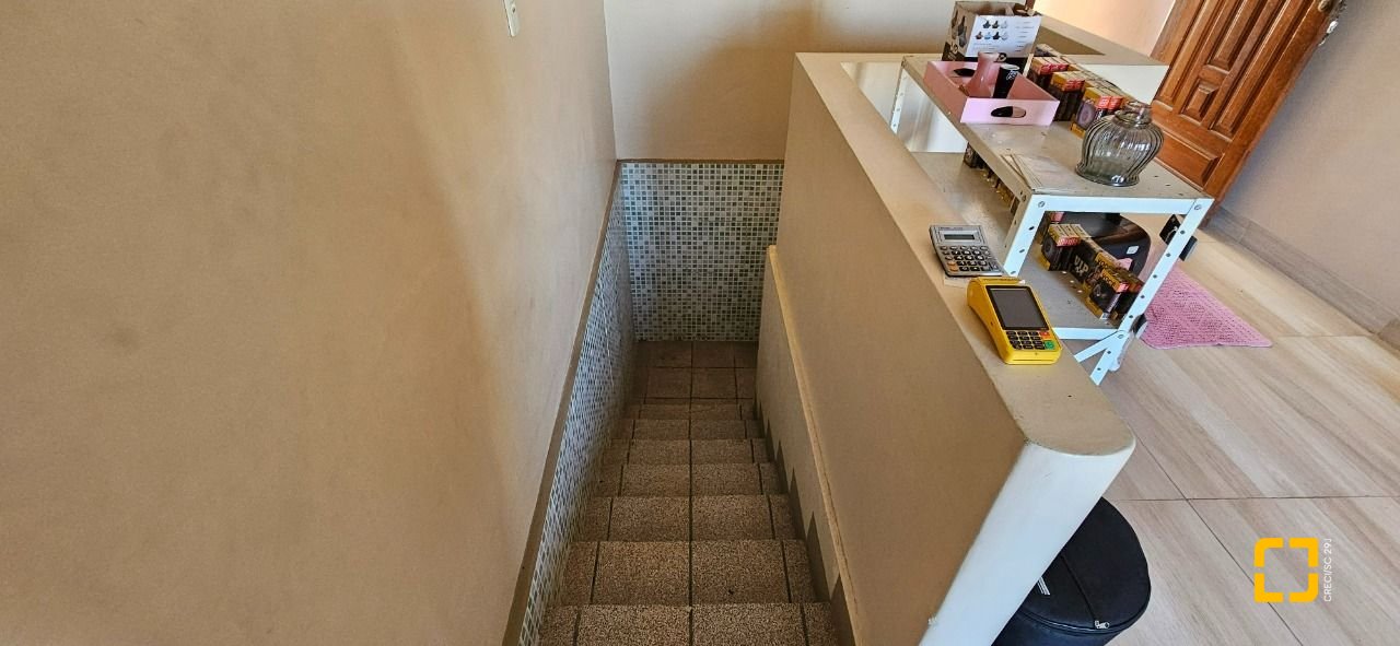 Casa com 241m², 3 quartos (sendo 1 suíte), 3 garagens, no bairro Barreiros em São José