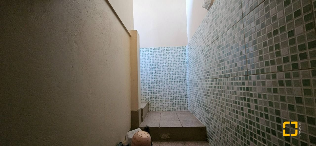 Casa com 241m², 3 quartos (sendo 1 suíte), 3 garagens, no bairro Barreiros em São José