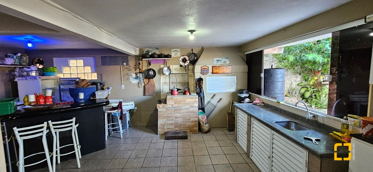 Casa com 241m², 3 quartos (sendo 1 suíte), 3 garagens, no bairro Barreiros em São José