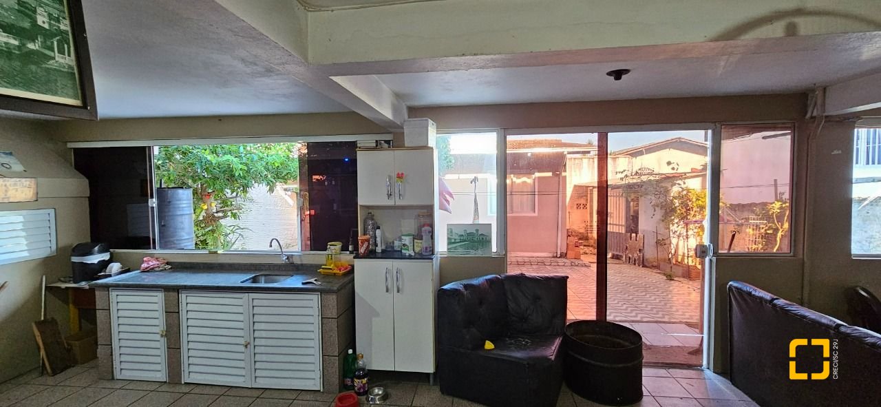 Casa com 241m², 3 quartos (sendo 1 suíte), 3 garagens, no bairro Barreiros em São José
