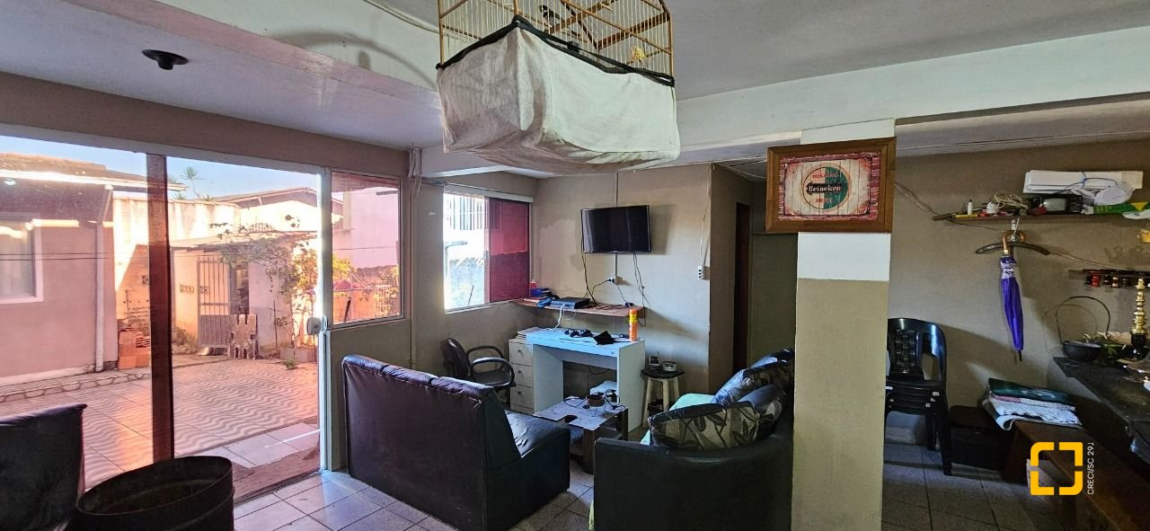 Casa com 241m², 3 quartos (sendo 1 suíte), 3 garagens, no bairro Barreiros em São José
