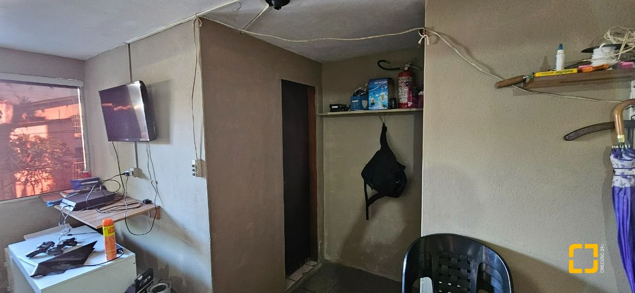 Casa com 241m², 3 quartos (sendo 1 suíte), 3 garagens, no bairro Barreiros em São José