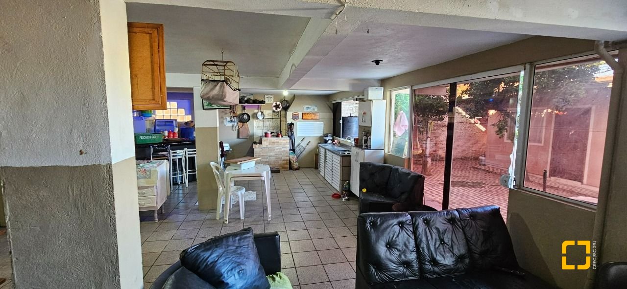 Casa com 241m², 3 quartos (sendo 1 suíte), 3 garagens, no bairro Barreiros em São José