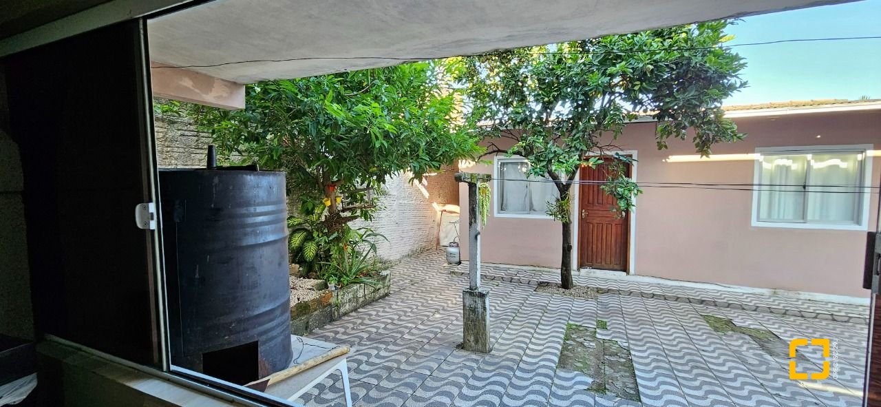 Casa com 241m², 3 quartos (sendo 1 suíte), 3 garagens, no bairro Barreiros em São José