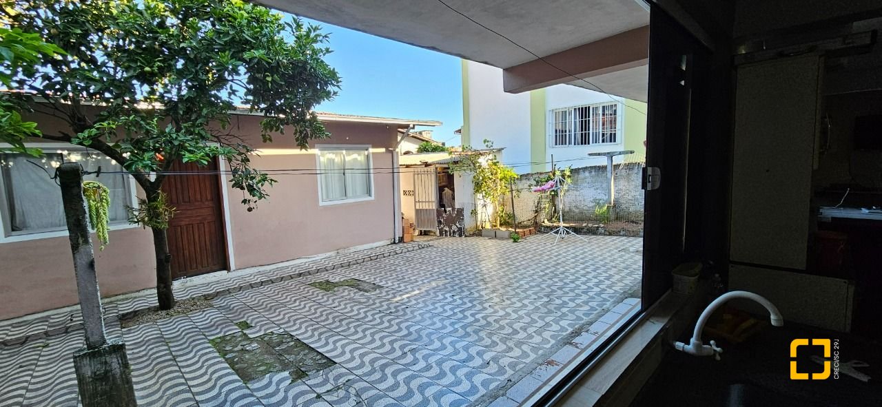 Casa com 241m², 3 quartos (sendo 1 suíte), 3 garagens, no bairro Barreiros em São José