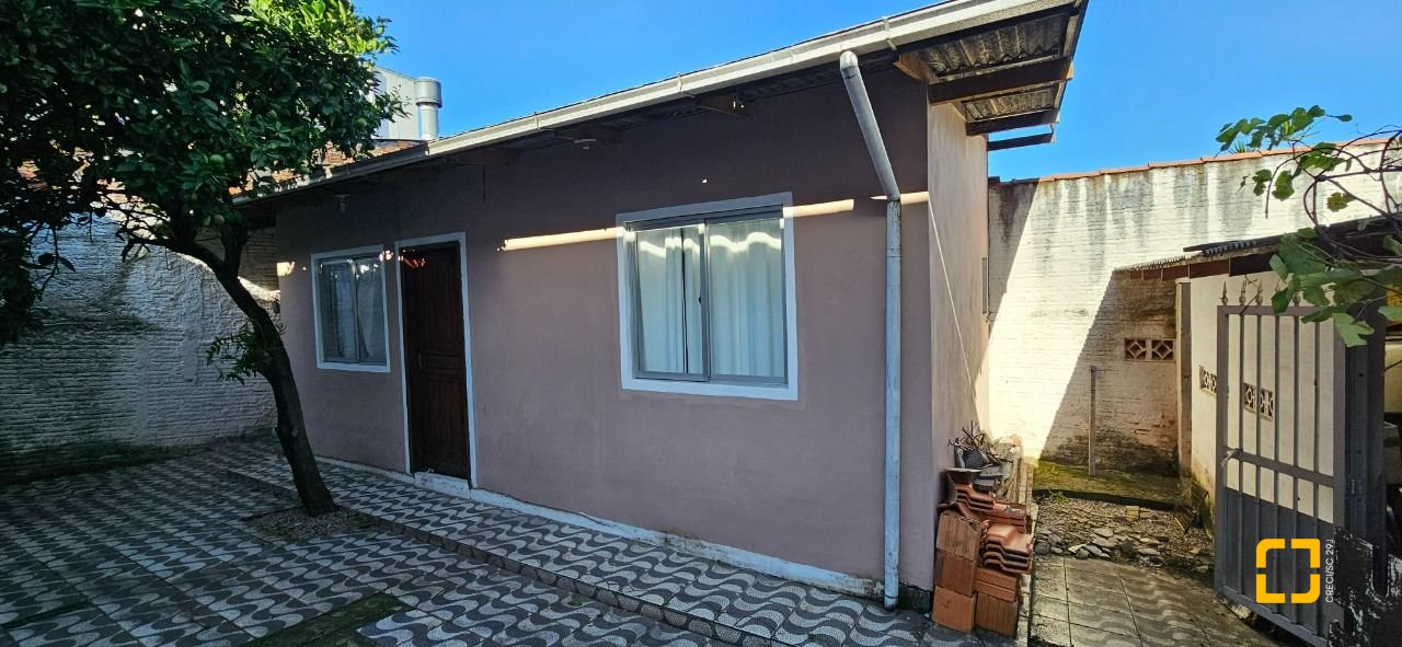 Casa com 241m², 3 quartos (sendo 1 suíte), 3 garagens, no bairro Barreiros em São José