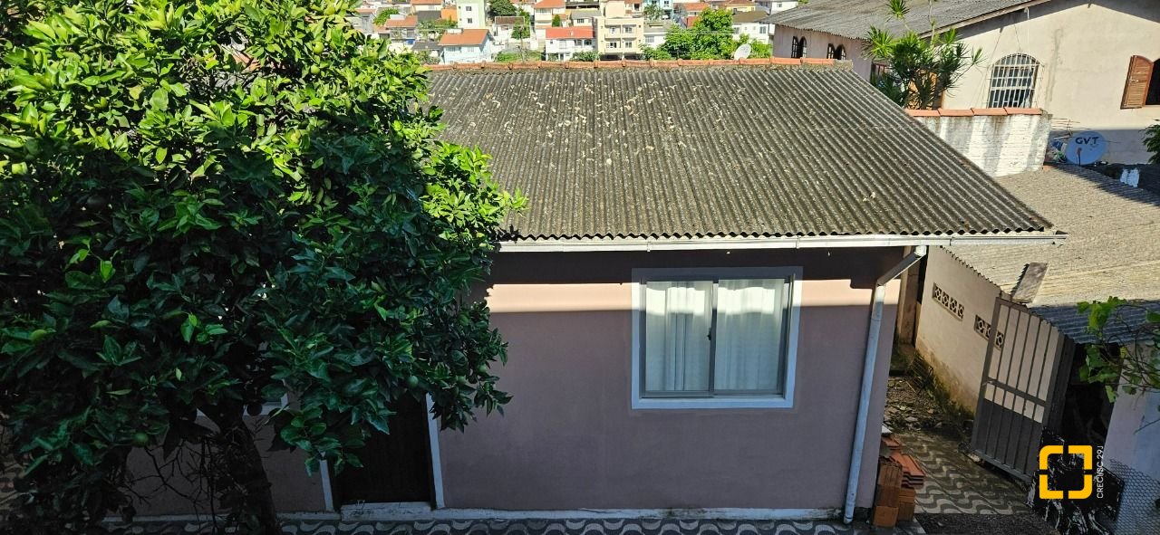 Casa com 241m², 3 quartos (sendo 1 suíte), 3 garagens, no bairro Barreiros em São José