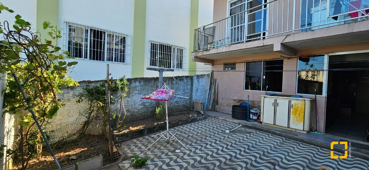 Casa com 241m², 3 quartos (sendo 1 suíte), 3 garagens, no bairro Barreiros em São José