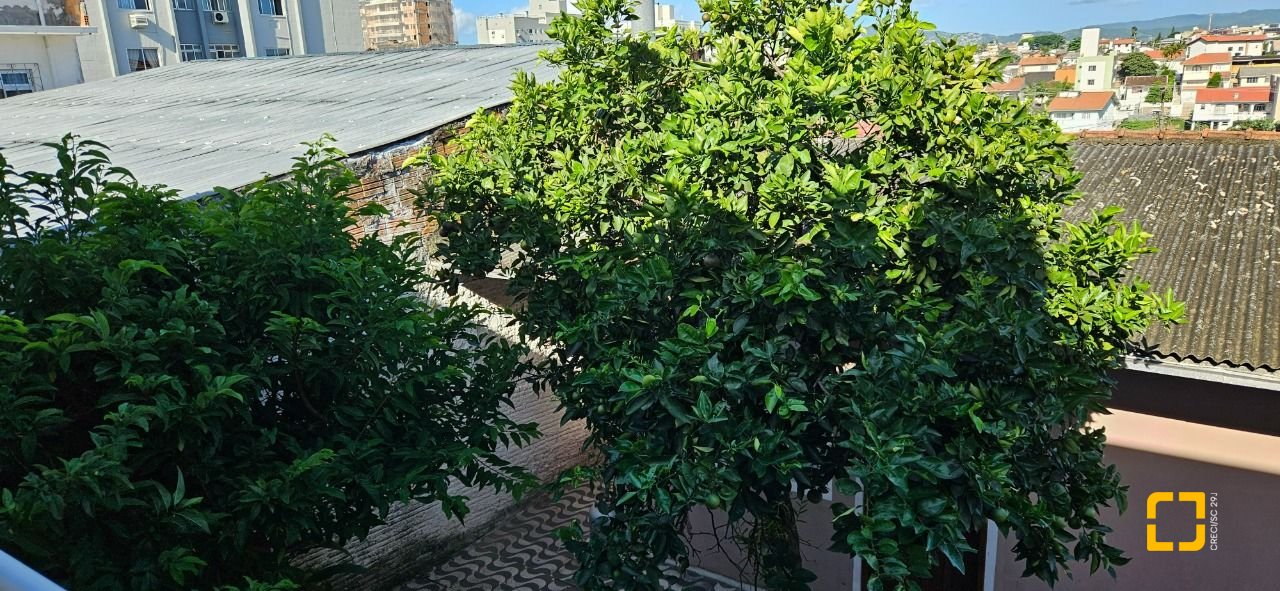 Casa com 241m², 3 quartos (sendo 1 suíte), 3 garagens, no bairro Barreiros em São José