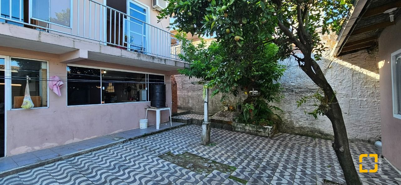 Casa com 241m², 3 quartos (sendo 1 suíte), 3 garagens, no bairro Barreiros em São José