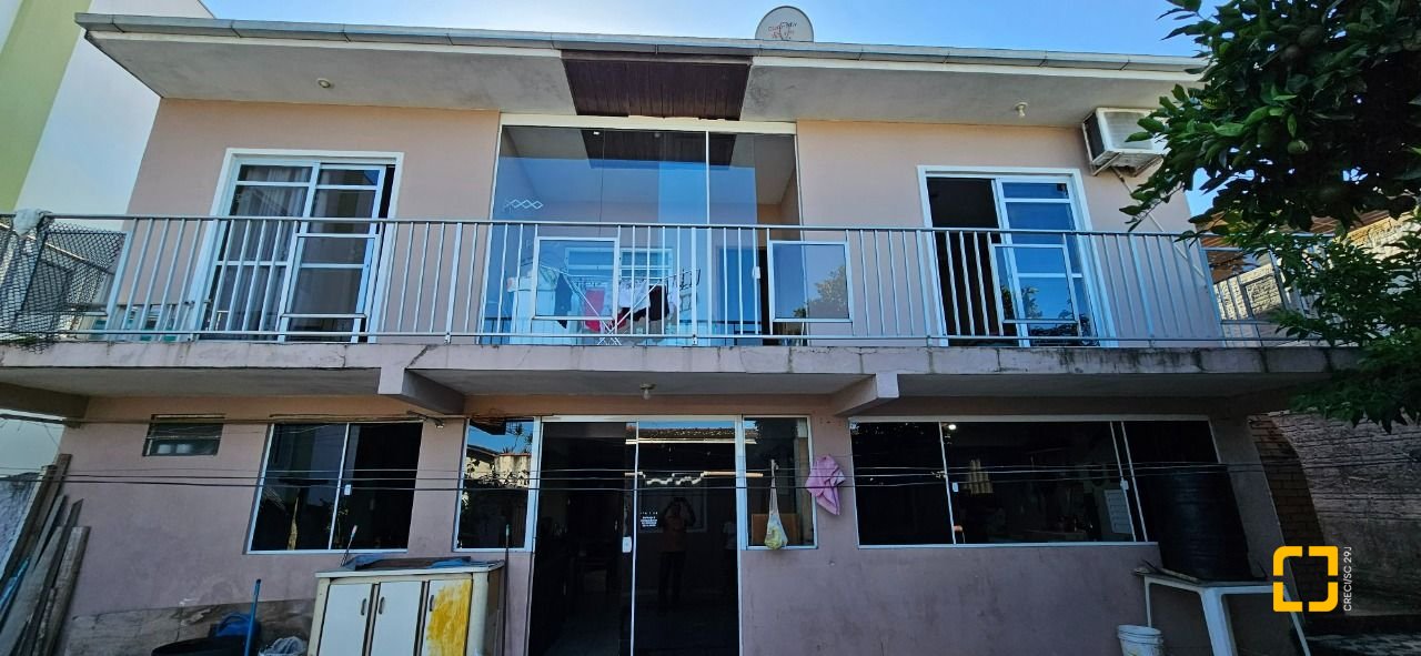Casa com 241m², 3 quartos (sendo 1 suíte), 3 garagens, no bairro Barreiros em São José